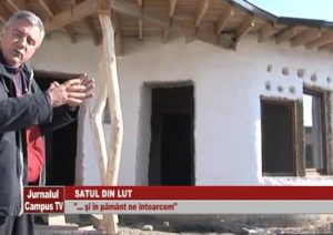 SATUL DIN LUT DE LA BERCA. CINCI CASE REALIZATE DUPĂ METODE TRADIŢIONALE ÎI AŞTEAPTĂ PE TURIŞTII ÎN DRUM SPRE VULCANII NOROIOŞI ŞI MÂNĂSTIREA RĂTEŞTI