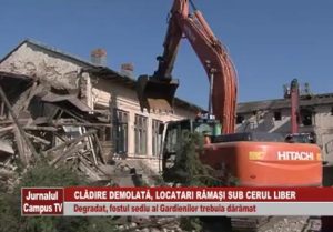 FAMILIILE PROBLEMĂ DE ROMI DIN BUZĂU AU AJUNS DIN NOU SUB CERUL LIBER. CLĂDIREA ÎN CARE PESTE 35 DE ROMI AU LOCUIT ÎN ULTIMII DOI ANI A FOST DEMOLATĂ AZI