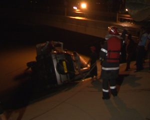 NEATENŢIA ŞI DORINŢA DE A SCURTA DRUMUL CU 12 KM LE-AU FOST FATALE UNUI CUPLU DE TINERI CARE AU PLONJAT CU MAŞINA ÎN APĂ. IATĂ IMAGINI DE LA INTERVENŢIA DE ASEARĂ ŞI DE AZI