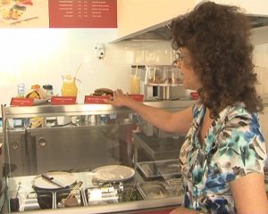 FAST-FOOD CU PRODUSE VEGETARIENE. HRANĂ SĂNĂTOASĂ CU SHAORMA ŞI PRĂJITURI 