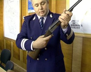 ARMA SE DEPUNE LA RECEPŢIE. CONDIŢII SPECIALE PENTRU TURIŞTII CU... ARME