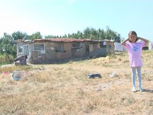 FAMILIA NEVOIAŞĂ, CU CINCI COPII, DE LA BUDIŞTENI, VA PRIMI O CASĂ! DUPĂ CE O RUDĂ A VĂZUT ŞTIREA LA CAMPUS TV