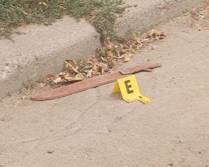 HĂCUIT PE STRADĂ LA AMIAZĂ. O BĂTAIE ÎNTRE ROMI S-A SFÂRŞIT CU UN MORT ŞI DOI RĂNIŢI