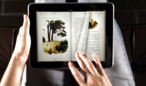 MANUALE ELECTRONICE PENTRU ŞCOLARI. ŞCOLILE CARE COMANDĂ CARŢI ELECTRONICE PRIMESC ŞI TABLETE