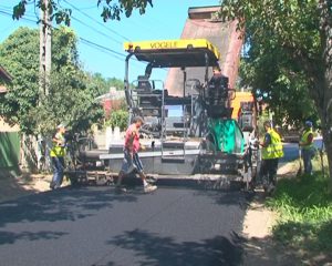 ASFALT PROASPĂT LA MONTEORU. S-A REFĂCUT 1 KM DE DRUM ÎNSPRE GURA SĂRĂŢII