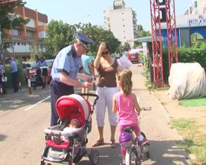 ACŢIUNE DE PREVENIRE ÎN PARCUL TINERETULUI. POLIŢIŞTII AU OFERIT SFATURI ŞI AU ÎMPĂRŢIT PLIANTE