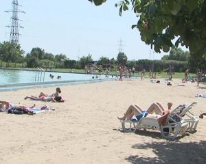 INVITAŢIE LA ŞTRAND. IEFTIN ŞI CURAT. PENTRU RELAXARE, SE POATE ŞI PESCUI PE LAC
