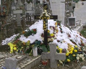 ÎN BUZĂU, TOTUL E DE VÂNZARE, NIMIC NU MAI E SFÂNT. DIN CIMITIRUL EROILOR S-A SCOS CRUCEA UNUI EROU AL NEAMULUI ŞI PE LOCUL RESPECTIV S-A ÎNGROPAT UN CIVIL. 