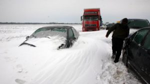 TIRURI, AUTOBUZE, MICROBUZE ŞI AUTOTURISME BLOCATE ÎN ZĂPADĂ. IATĂ CELE MAI GRAVE CAZURI ÎNREGISTRATE PE TIMPUL NOPŢII ÎN JUDEŢUL BUZĂU