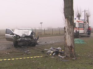 ACCIDENT MORTAL LA CARAGELE. UN ŞOFER DE 75 DE ANI A INTRAT ÎNTR-UN COPAC