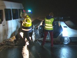 A SCĂPAT DACIA PE CONTRASENS ŞI ÎN MICROBUZ. ŞOFERUL ŞI DOI PASAGERI, TOŢI DIN BUZĂU, AU AJUNS LA SPITAL 