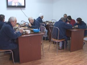 FRIGUL ŞI ZĂPADA I-AU ALUNGAT DE PE STRĂZI. PERSOANELE FĂRĂ LOCUINŢĂ S-AU STRÂNS ÎN ADĂPOSTUL PRIMĂRIEI