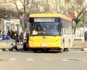 IATĂ CUM CIRCULĂ AUTOBUZELE DE SĂRBĂTORI. SUPERMARKETURILE SUNT ÎNCHISE DOAR DOUĂ ZILE