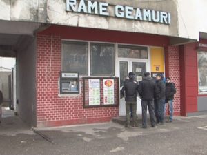 MAGAZIN SPART PENTRU BANCOMATELE DIN INTERIOR. POLIŢIŞTII CUNOSC IDENTITATEA HOŢILOR, DAR NU I-AU PRINS
