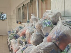 MENIU SPECIAL PENTRU ASISTAŢII SOCIAL. PACHETE CONSISTENTE DE CRĂCIUN ŞI ANUL NOU
