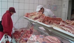CARNEA DE PORC SUB LUPĂ. MEDICII VETERINARI ÎNCEP CONTROALELE TEMATICE 