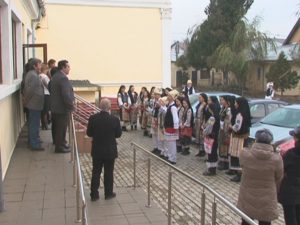 CU PLUGUL LA IŞJ. ELEVII AU COLINDAT PENTRU INSPECTORII ŞCOLARI 