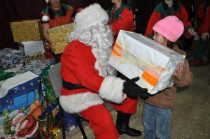 DARURI DE CRĂCIUN. LA BERCA MOŞUL ADUCE CADOURI 