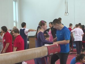 GIMNASTICĂ ARTISTICĂ LA BUZĂU. TURNEUL REGIONAL AL SPORTIVILOR CU DIZABILITĂŢI 