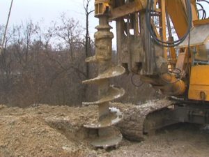 SE ÎNFIG PILONI ÎN DRUM. 25 DE PILONI DE CÂTE 13 METRI ÎMPOTRIVA ALUNECĂRII TERENULUI