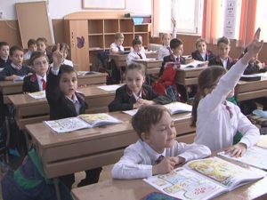 AU VENIT PRIMELE MANUALE DIGITALE. PÂNĂ SE VA LUA VACANŢĂ, TOATE MANUALELE VOR AJUNGE LA ELEVI