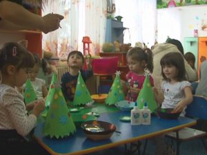„BOBOCEII” VOLUNTARI. AU CONFECŢIONAT ORNAMENTE, AU DONAT HĂINUŢE ŞI JUCĂRII
