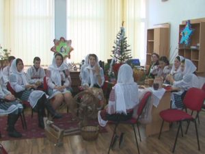 ŞEZĂTOARE ŞI PLĂCINTE LA LICEUL FILIPESCU. ELEVII AU CÂNTAT ÎN AŞTEPTAREA LUI MOŞ NICOLAE
