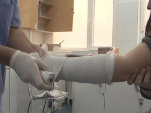 PESTE 80 DE BUZOIENI AU AJUNS LA ORTOPEDIE. FRACTURI ŞI ENTORSE DUPĂ CĂZĂTURI PE GHEAŢĂ