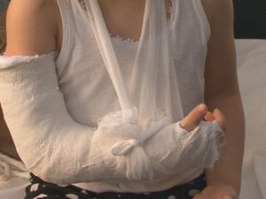 AGLOMERAŢIE LA ORTOPEDIE. ZECI DE BUZOIENI AU CĂZUT PE GHEAŢĂ