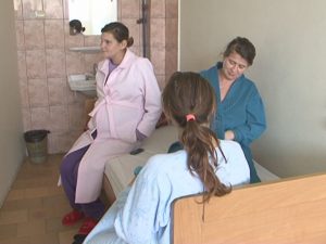 GRAVIDE INTERNATE PREVENTIV LA MATERNITATE. 20 AU ACCEPTAT PROPUNEREA, 28 AU RAMAS ACASA