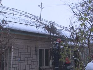 PRIMUL INCENDIU DIN ACEASTĂ IARNĂ. PROPRIETARII ÎŞI RECUPEREAZĂ O PARTE DIN PAGUBĂ: AVEAU ASIGURARE 