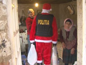 MOŞ CRĂCIUN MASCAT. POLIŢIŞTII BUZOIENI AU FĂCUT DARURI 
