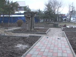 PĂRCULEŢ  ÎN FAŢA BLOCULUI 14. LOCUL VIRAN SE TRANSFORMĂ ÎN SPAŢIU DE RECREERE