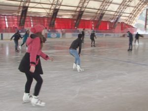 CAMPUS TV A STOPAT BĂTAIA DE JOC DE LA PATINOAR. ACCESUL COPIILOR VA FI PERMIS ŞI DUPĂ-AMIAZĂ, DAR ŞI SÂMBĂTA ŞI DUMINICA
