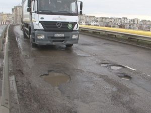 PASARELA CIURUITĂ. PODUL DE LA DRĂGAICA ESTE ALCĂTUIT DIN GROPI 