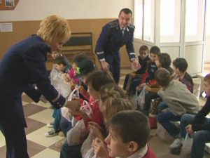 DARURI DE LA POLIŢIŞTI. COPIII CU DEFICIENŢE DE AUZ AU PRIMIT DULCIURI ŞI JUCĂRII 