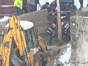 ÎNGROPAT DE VIU SUB O MOVILĂ DE NISIP. POMPIERII L-AU SCOS TEAFĂR, DUPĂ O ORĂ DE SĂPAT
