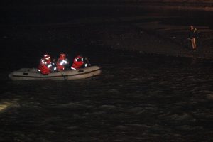 CAPTIV ÎNTRE DOUĂ BRAŢE ALE BUZĂULUI. BĂRBATUL TRECE ZILNIC RÂUL, SCURTÂND DRUMUL SPRE SERVICIU 