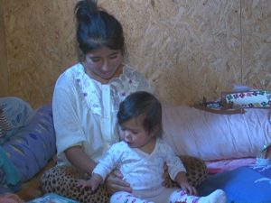 IATĂ ÎN CE CONDIŢII TRĂIEŞTE O FETIŢĂ DE 9 LUNI. PĂRINŢII NU AU SERVICIU ŞI S-AU REFUGIAT ÎNTR-O BARACĂ