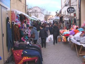 TÂRG DE PRODUSE IEFTINE. S-A AMENAJAT PE O STRĂDUŢĂ DIN CENTRUL VECHI