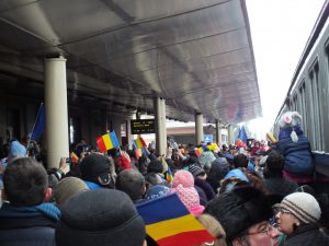 TRENUL REGAL A OPRIT, AZI, LA BUZĂU. DIN SUITA REGALĂ AU FĂCUT PARTE DOUĂ DINTRE FETELE REGELUI MIHAI