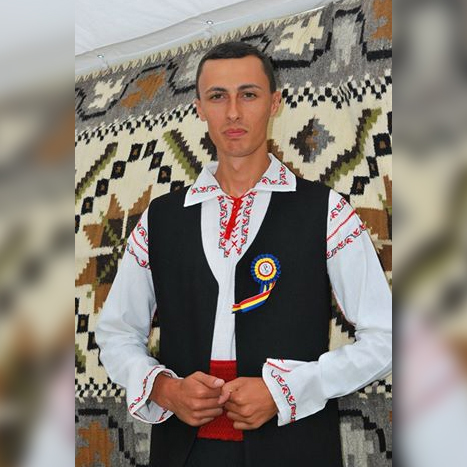 DIRECTORUL ŞPĂGAR DE LA LICEUL DIN VERNEŞTI, TRIMIS ÎN JUDECATĂ ÎMPREUNĂ CU ALTE TREI PERSOANE. PLÂNGEREA I-A APARŢINUT CÂNTĂREŢULUI VALENTIN GHENCEA
