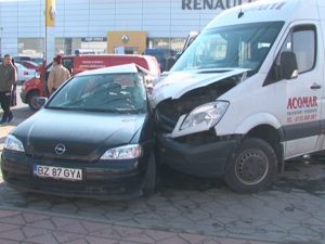 ACCIDENT GRAV LA MĂRĂCINENI. ŞAPTE PERSOANE, TRANSPORTATE LA SPITAL