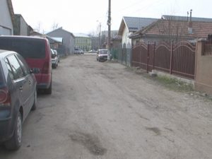 ÎNCĂ O ULIŢĂ DIN ORAŞ. GROPI FĂRĂ NUMĂR PE STRADA CĂLMĂŢUI