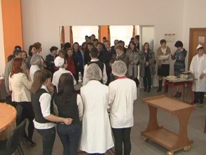 DEMONSTRAŢIE ÎN ECHIPĂ: ELECTRICIENII DE LA „MOISIL” ÎMPREUNĂ CU BUCĂTARII DE LA „MESERII ŞI SERVICII”