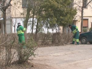 A ÎNCEPUT CURĂŢENIA DE PRIMĂVARĂ. LUCREAZĂ ECHIPE MIXTE URBIS – RER – ASISTAŢI SOCIAL