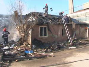 BĂTRÂNĂ SALVATĂ DIN FOC DE JANDARM: FEMEIA DORMEA, IAR CASA ÎI ARDEA