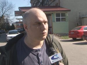 MEDICUL BĂTĂUŞ SE PLIMBĂ ÎNTRE SPITALE. VREA SĂ PROFESEZE ŞI SE CONSIDERĂ HĂRŢUIT DE SISTEM