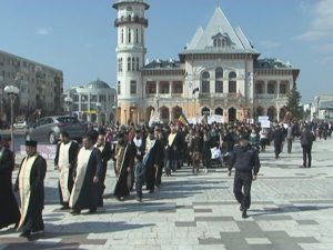 MARŞ PENTRU VIAŢĂ. SUTE DE MILITANŢI ANTI-AVORT AU DEFILAT PRIN BUZĂU.