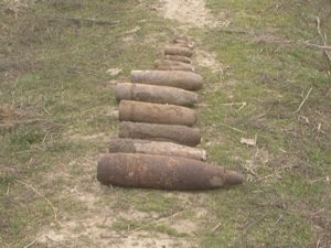 A VRUT SĂ VÂNDĂ LA FIER VECHI PROIECTILE DE ARTILERIE